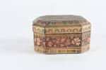 INDO-PERSAN, XIXème siècle - BOITE cubique couverte à pans coupés...