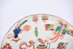 CHINE (XIXème). ASSIETTE creuse porcelaine à bord ondulé, décor émaillé...