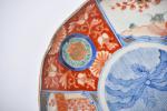 CHINE, Imari (XIXème). Trois ASSIETTES rondes bord ondulé en porcelaine,...