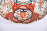CHINE, Imari (XIXème). Trois ASSIETTES rondes bord ondulé en porcelaine,...