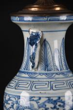 CHINE moderne - Vase en porcelaine à décor bleu blanc,...