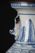 CHINE moderne - Vase en porcelaine à décor bleu blanc,...