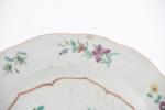 CHINE (fin XVIIIème). Suite d'assiettes rondes bord contour en porcelaine...