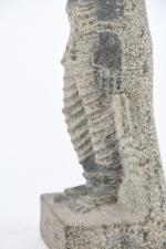 ASIE (moderne). "Divinité en pied", trois statuettes en pierre sculptée....