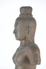 ASIE (moderne). "Divinité", statue en pierre reconstituée, patine bronze. Sur...