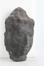ASIE (moderne). "Tête de divinité", sculpture en pierre reconstituée patinée...