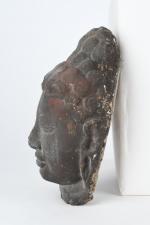 ASIE (moderne). "Tête de divinité", sculpture en pierre reconstituée patinée...