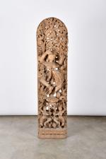 ASIE (moderne). Bas-relief en bois sculpté à décor de divinité...