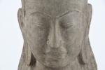ASIE (moderne). "Divinité", tête en pierre reconstituée. H. 36 cm....
