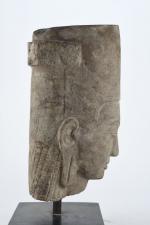 ASIE (moderne). "Divinité", tête en pierre reconstituée. H. 36 cm....