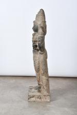 ASIE (moderne). "Divinité", statue en pierre sculptée. H. 86 cm