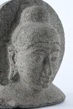 ASIE (moderne). "Divinité", tête en pierre sculptée auréolée. H. 30...