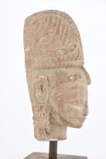 ASIE (moderne). "Divinité", deux têtes en pierre reconstituée, sculptée et...