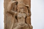 ASIE (moderne). "Divinité dansante", stèle en bas-relief en pierre sculptée....