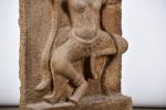ASIE (moderne). "Divinité dansante", stèle en bas-relief en pierre sculptée....