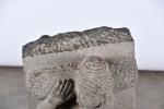 ASIE (moderne). "Personnage allongé", stèle en bas-relief en pierre sculptée....