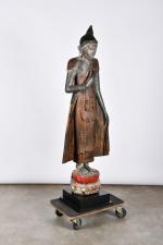 ASIE (moderne). "Divinité en pied", statue en bois sculpté polychrome....