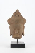 ASIE (moderne). "Divinité", tête en pierre reconstituée sculptée. Sur socle....