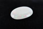 OPALE blanche taille ovale cabochon de 9,6 carats (204 x...
