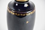SEVRES - Vase en porcelaine à décor bleu de Sèvres...