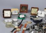 LOT comprenant réveils, environ cinquante montres, chronomètre, bracelets majoritairement en...