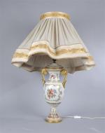 LAMPE forme urne couverte à deux anses en porcelaine blanche...