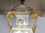 LAMPE forme urne couverte à deux anses en porcelaine blanche...