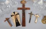 LOT (2 caisses) comprenant divers crucifix, paire de lampes de...