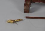 PRESENTOIR de lances miniatures en embouts de laiton. Travail asiatique....