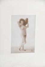 PHOTOGRAPHIES (lot de quatre) encadrées à sujet de nus féminin,...