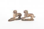 LIONS (paire de) en terre cuite, anciennement patinés. XVIIIème siècle....