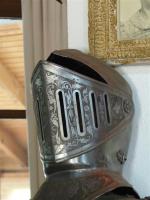 ARMURE en métal avec épée, style médiéval. H. 185 cm....