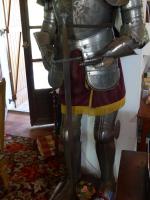 ARMURE en métal avec épée, style médiéval. H. 185 cm....