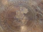 GUERIDON circulaire à plateau marqueté à décor de Saint Georges...