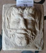 SCULPTURE en bas-relief à sujet d'un masque de personnage, pierre...