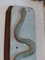 MOULAGE en plâtre à sujet d'une couleuvre. H. 64 cm