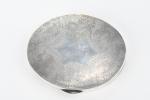 POUDRIER ovale en métal argenté dans un étui signé Rochas....