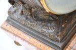 GARNITURE de CHEMINEE en régule et marbre comprenant une pendule...