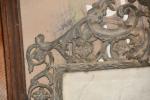 MIROIR cadre bronze à décor ajouré de rinceaux et fronton...