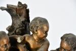 PENDULE en marbre et bronze à décor de putti. XIXème...