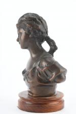 BUSTE de FILLETTE en bronze. Moderne.
H. 18 cm.