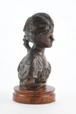 BUSTE de FILLETTE en bronze. Moderne.
H. 18 cm.