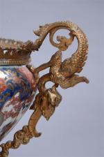 JAPON (19ème). Coupe en porcelaine, décor Imari de réserves fleuries,...