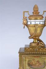 PENDULE en bronze ciselé et doré à décor d'une urne...