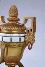 PENDULE en bronze ciselé et doré à décor d'une urne...