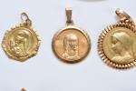 LOT d'OR jaune 750 millièmes : quatre médailles religieuse ;...