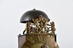 PENDULE lanterne ou dite "à la capucine" en bronze et...
