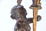 BOUGEOIRS (paire de) en bronze et marbre à sujet de...