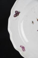 MEISSEN, XVIIIème siècle. Assiette en porcelaine à décor kakiémon d'un...