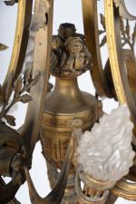 LUSTRE (important) à seize lumière en bronze à riche décor...